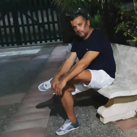 Tornato, uomo cerca donne o coppie per incontri di sesso in Taranto, foto