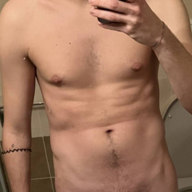 Theo, uomo cerca donne o coppie per incontri di sesso in Friuli-Venezia Giulia, foto