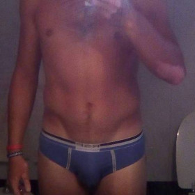 Sss22, uomo cerca donne o coppie per incontri di sesso in Lecce, foto